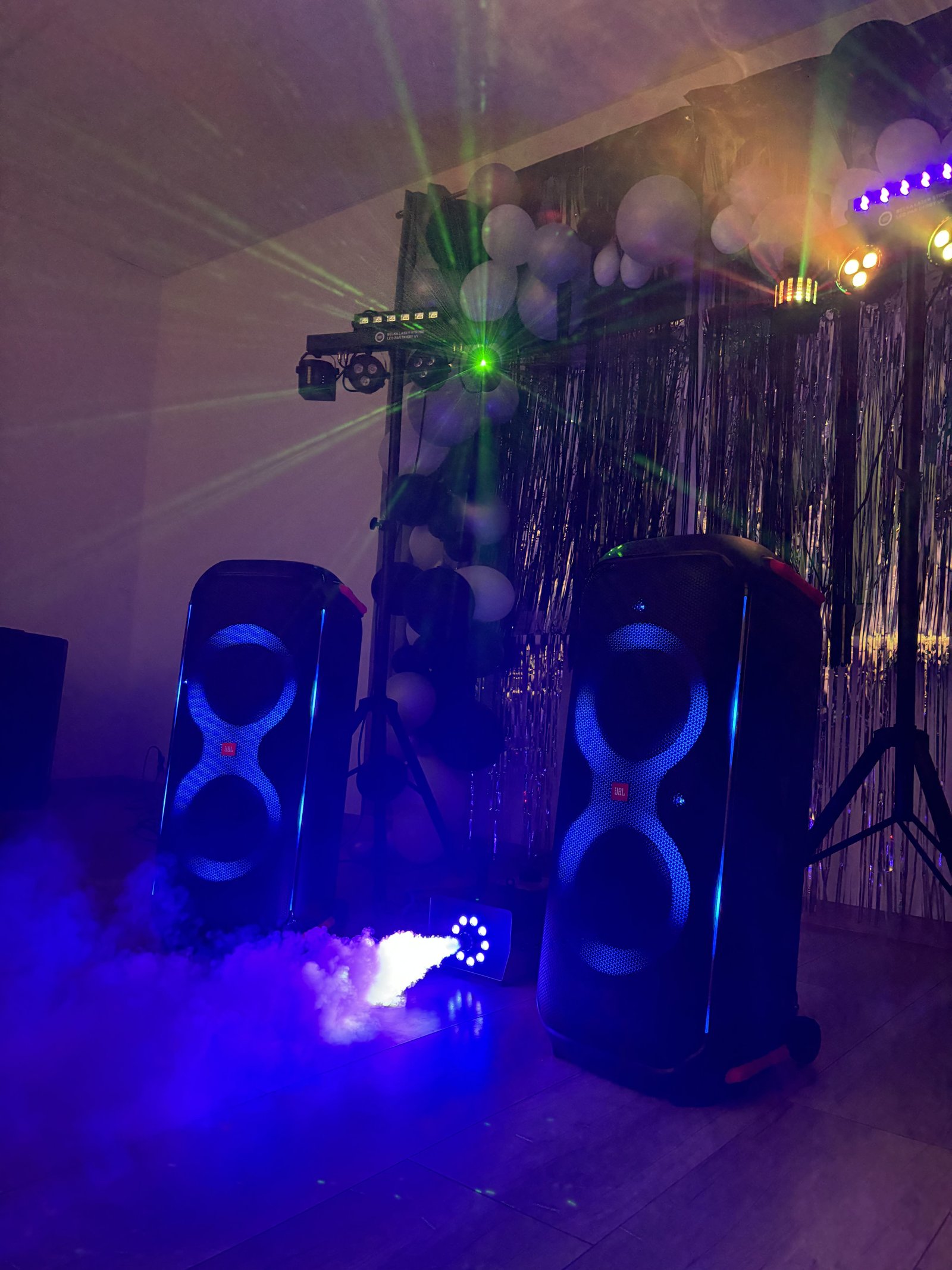 Wynajem głośników JBL PartyBox 710 z oświetleniem i dymem – Gdańsk, Sopot, Gdynia