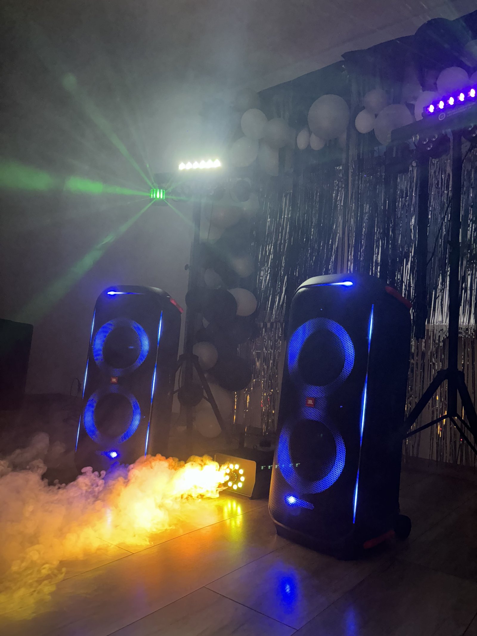 Wynajem głośników JBL PartyBox 710 z oświetleniem i dymem – Gdańsk, Sopot, Gdynia