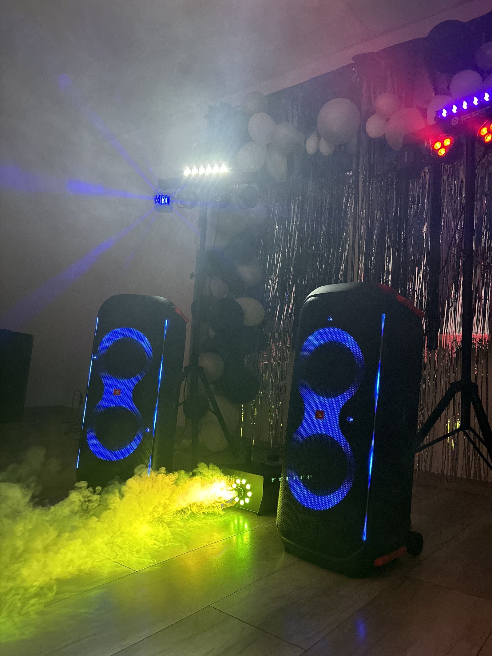 Wynajem głośników JBL PartyBox 710 z oświetleniem i dymem – Gdańsk, Sopot, Gdynia