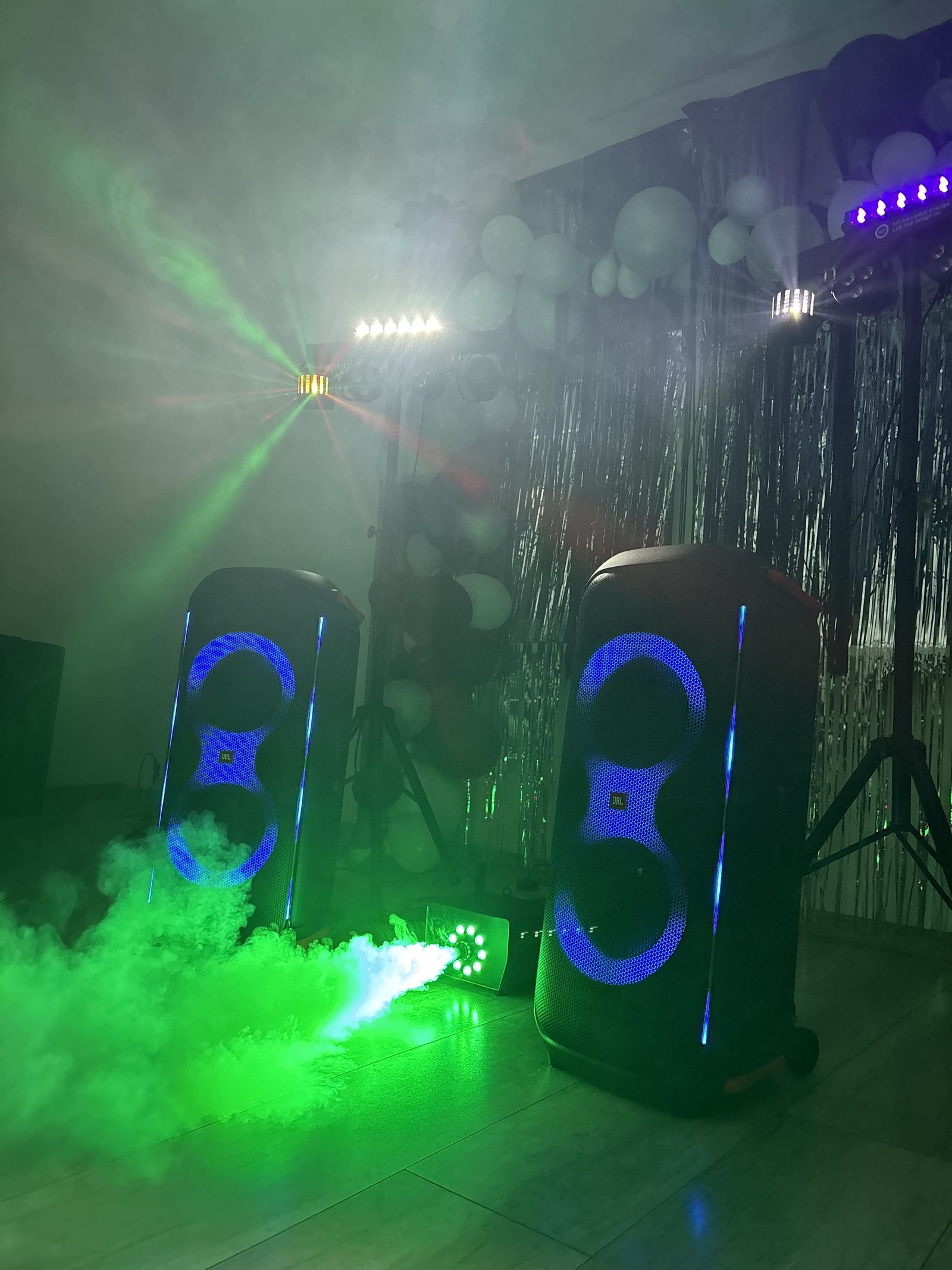 Wynajem głośników JBL PartyBox 710 z oświetleniem i dymem – Gdańsk, Sopot, Gdynia