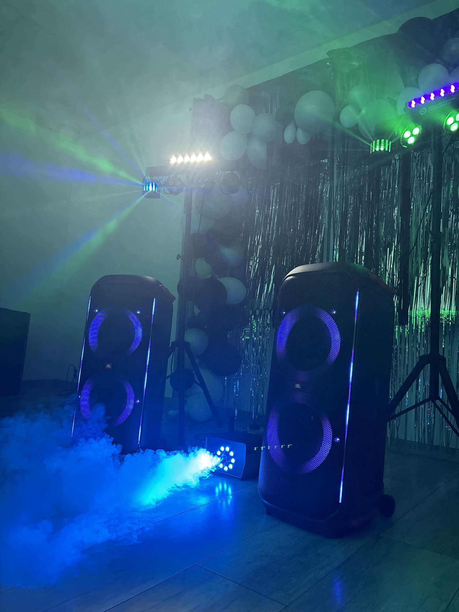 Wynajem głośników JBL PartyBox 710 z oświetleniem i dymem – Gdańsk, Sopot, Gdynia