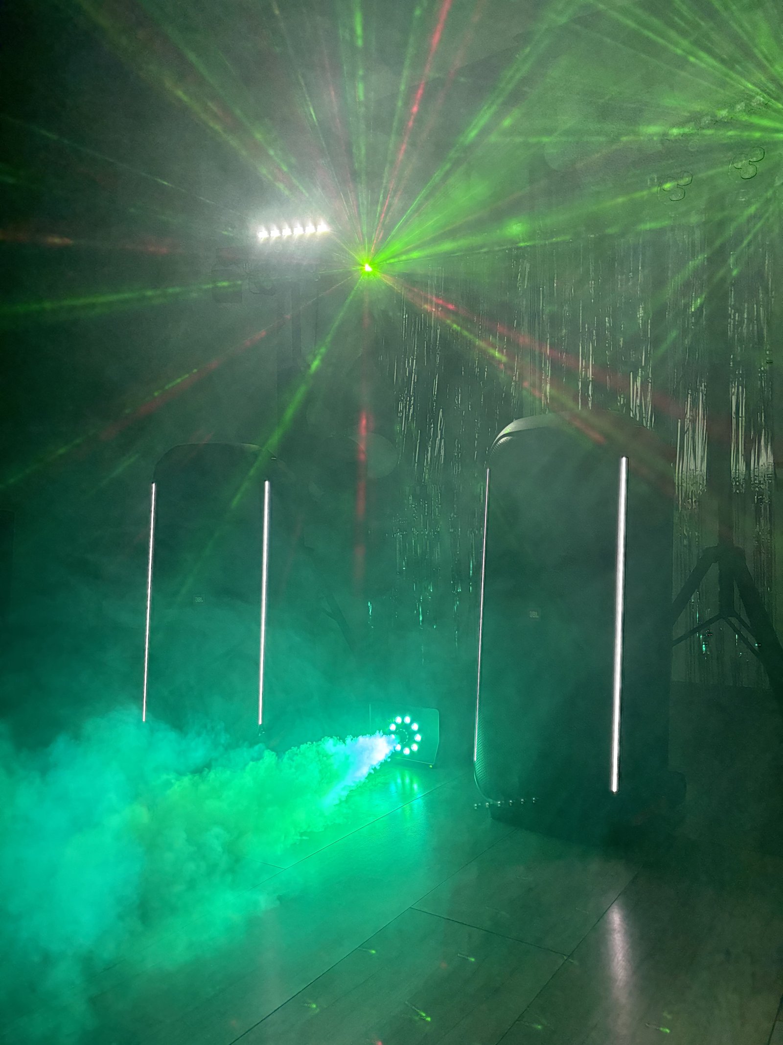 Wynajem głośników JBL PartyBox 710 z oświetleniem i dymem – Gdańsk, Sopot, Gdynia