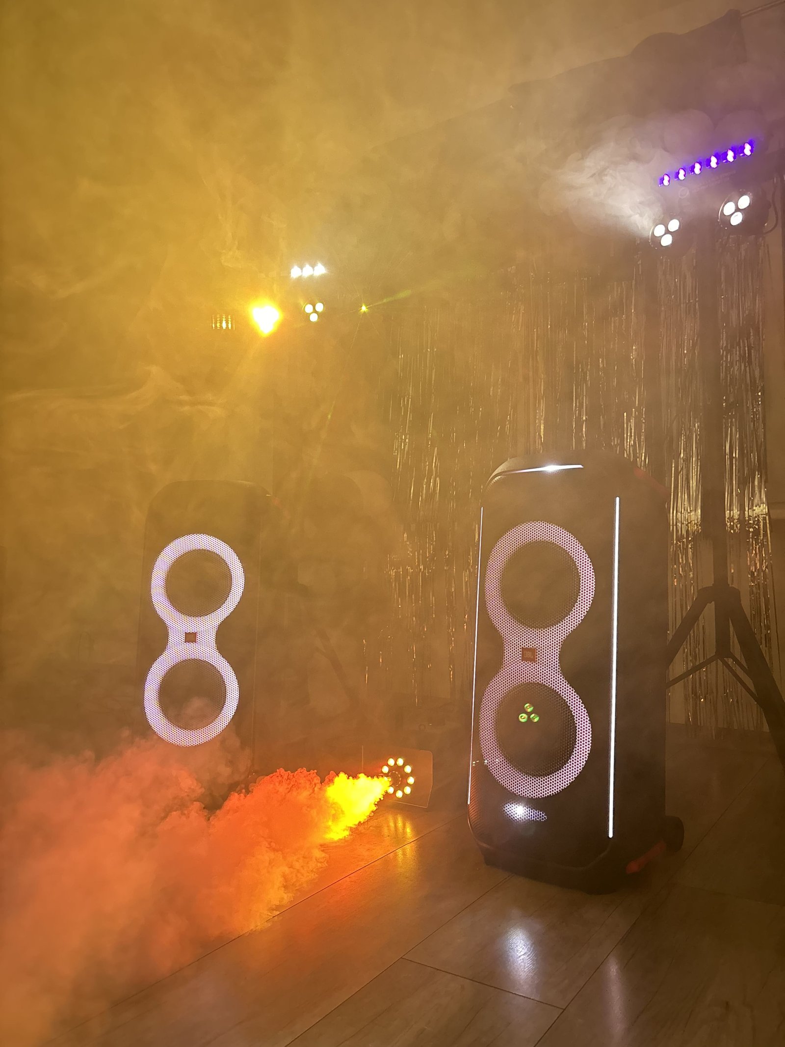 Wynajem głośników JBL PartyBox 710 z oświetleniem i dymem – Gdańsk, Sopot, Gdynia
