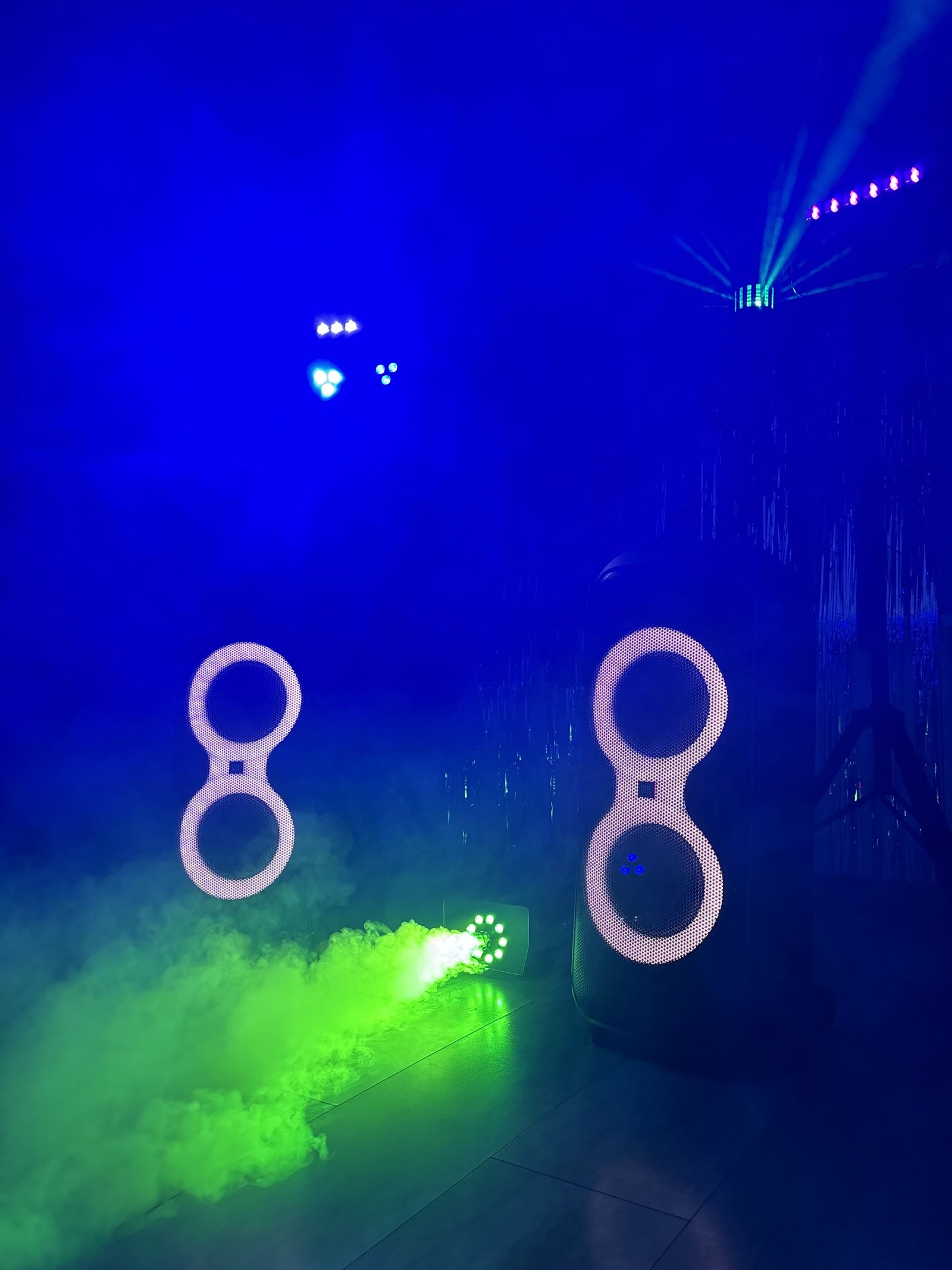 Wynajem głośników JBL PartyBox 710 z oświetleniem i dymem – Gdańsk, Sopot, Gdynia