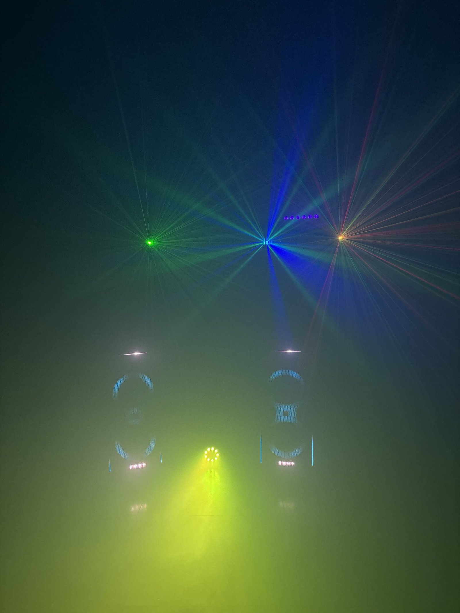 Pokaz sprzętu w akcji – JBL PartyBox, światła i dym