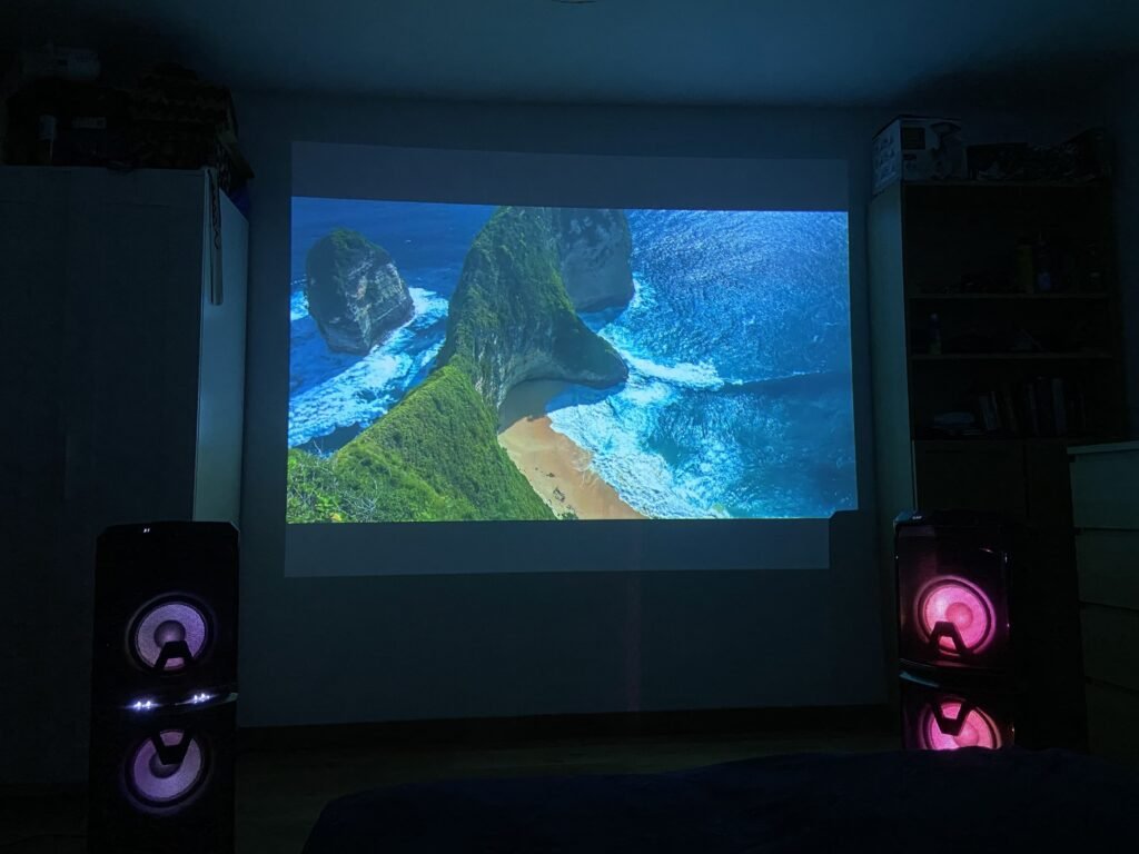 Projektor z głośnikami LG