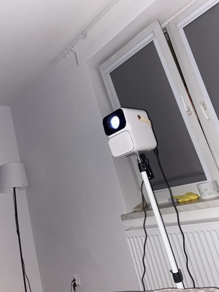 Projektor rzutnik WANBO T6 MAX w pokoju