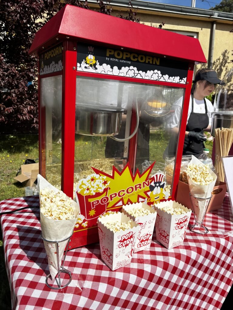 Stoisko z popcornem, świeży popcorn