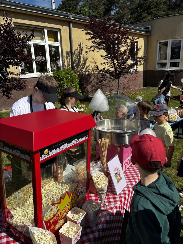 Stoisko z popcornem i watą cukrową na festyn