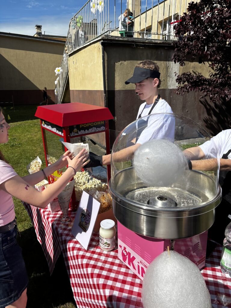 Chrupek i Chmurka - stoisko z popcornem i watą cukrową dla dzieci