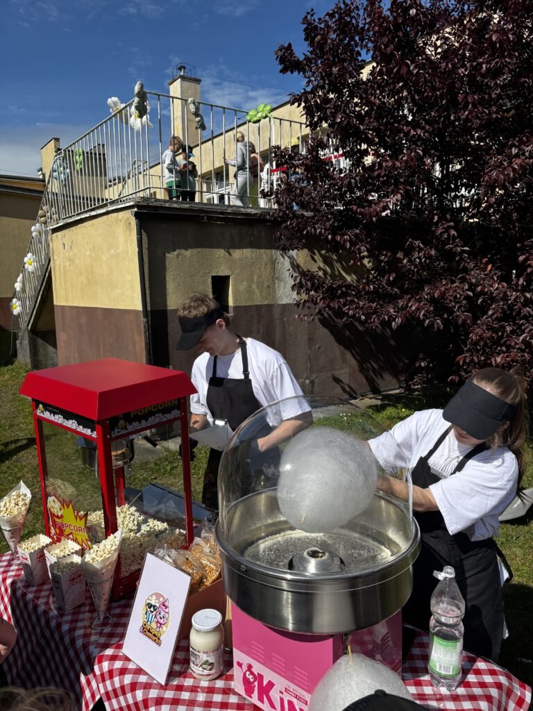 Chrupek i Chmurka - stoisko z popcornem i watą cukrową dla dzieci