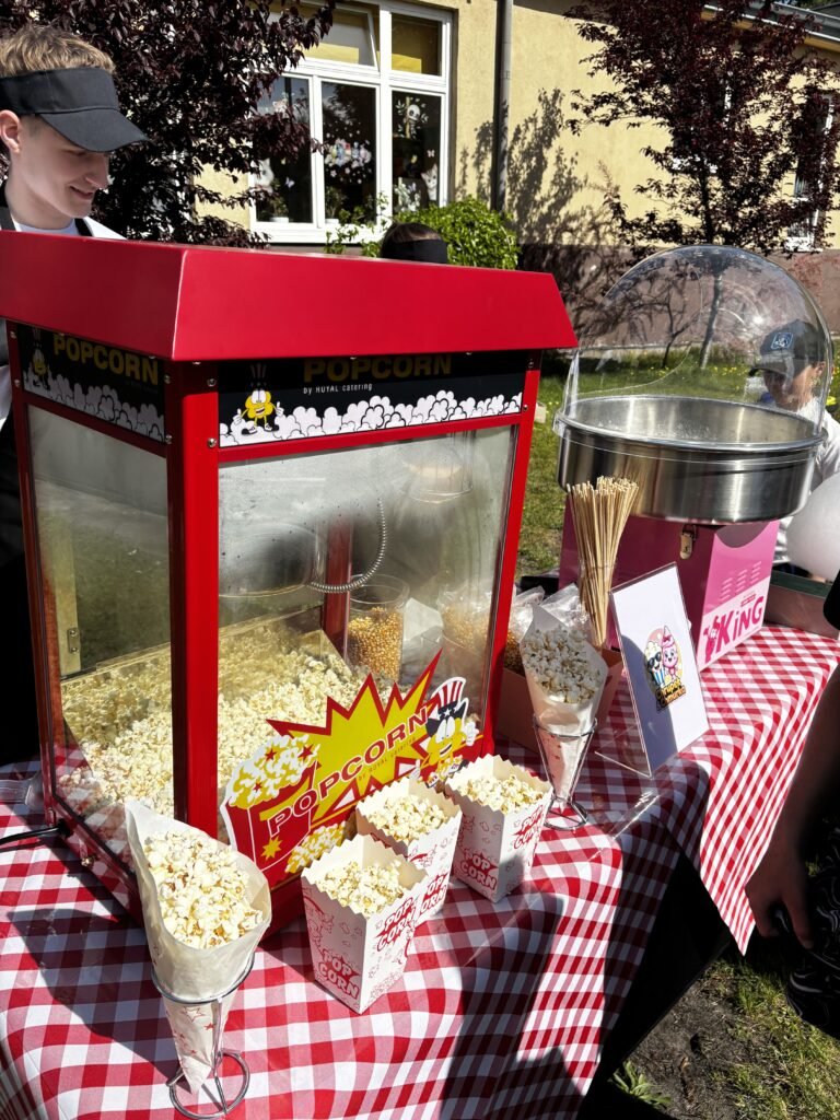 Chrupek i Chmurka - stoisko z popcornem i watą cukrową dla dzieci