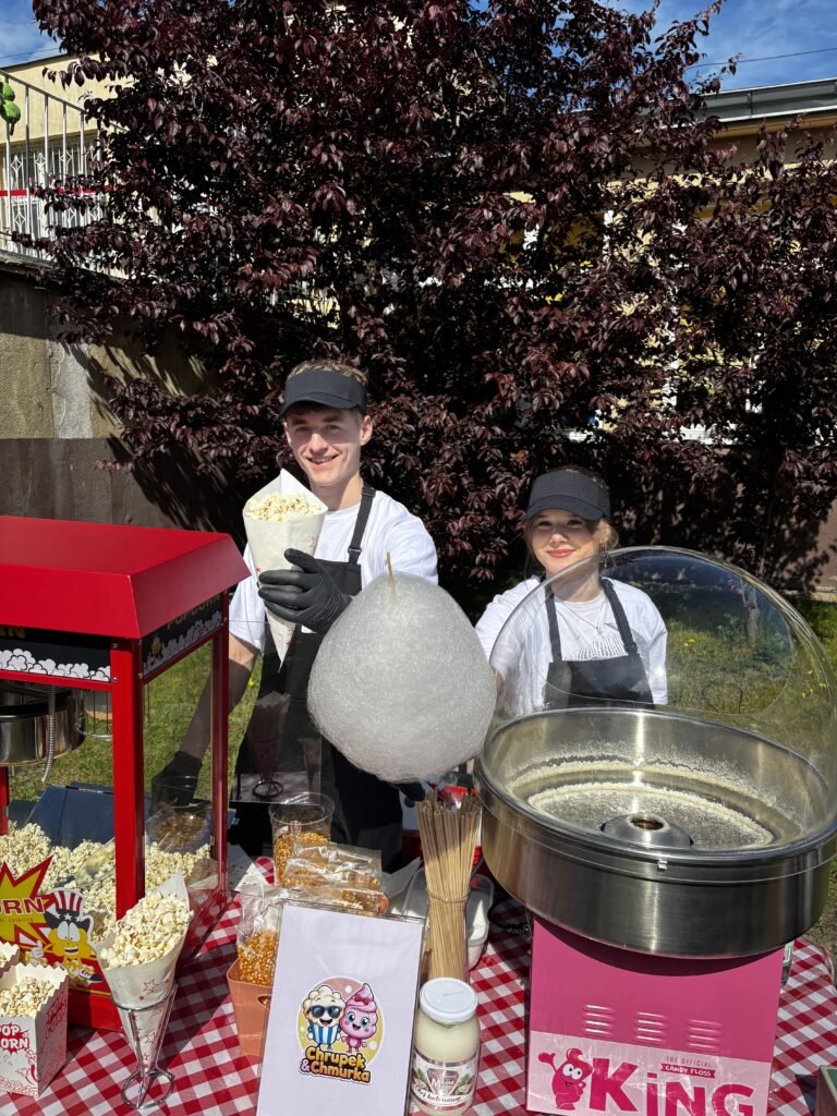 Obsługa stoiska z przekąskami dla dzieci