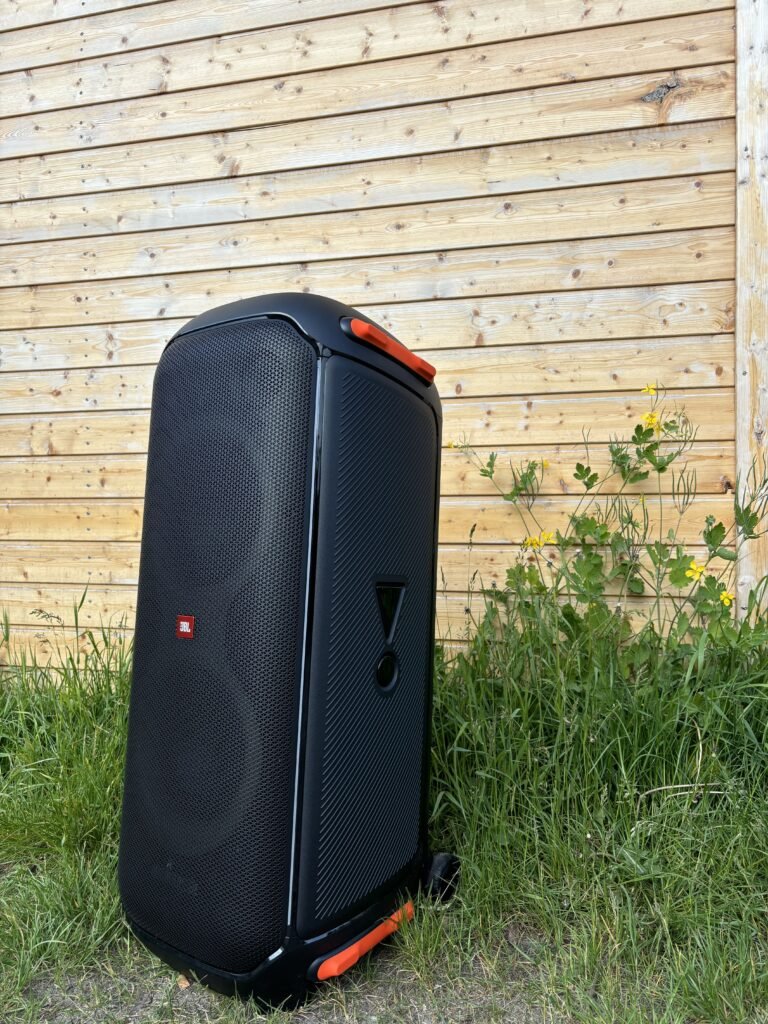 Głośnik JBL PartyBox 710 w plenerze