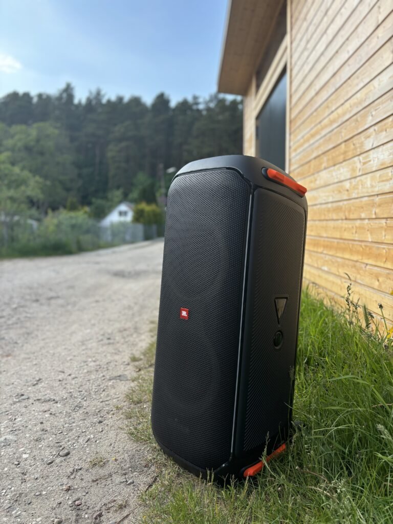 Głośnik JBL PartyBox 710 w plenerze